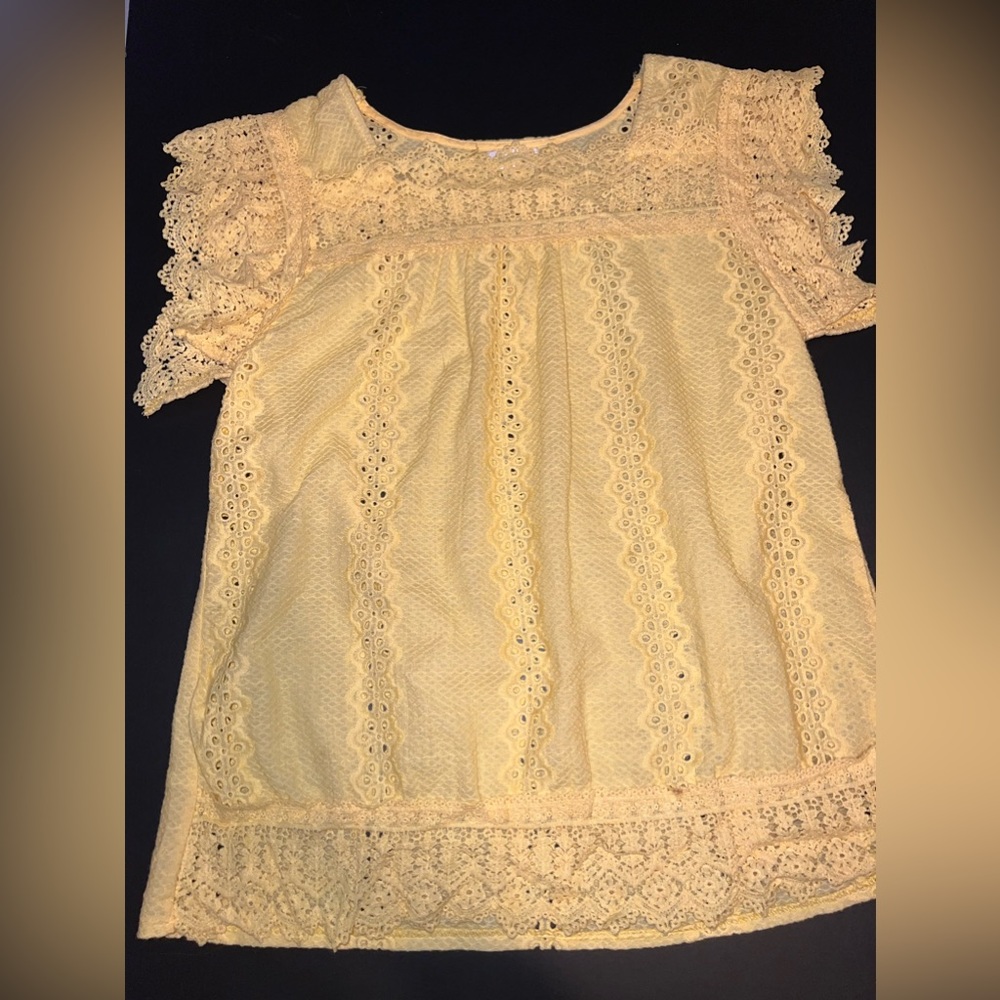 Kindred Butter Yellow Eyelet Top Size Medium EUC